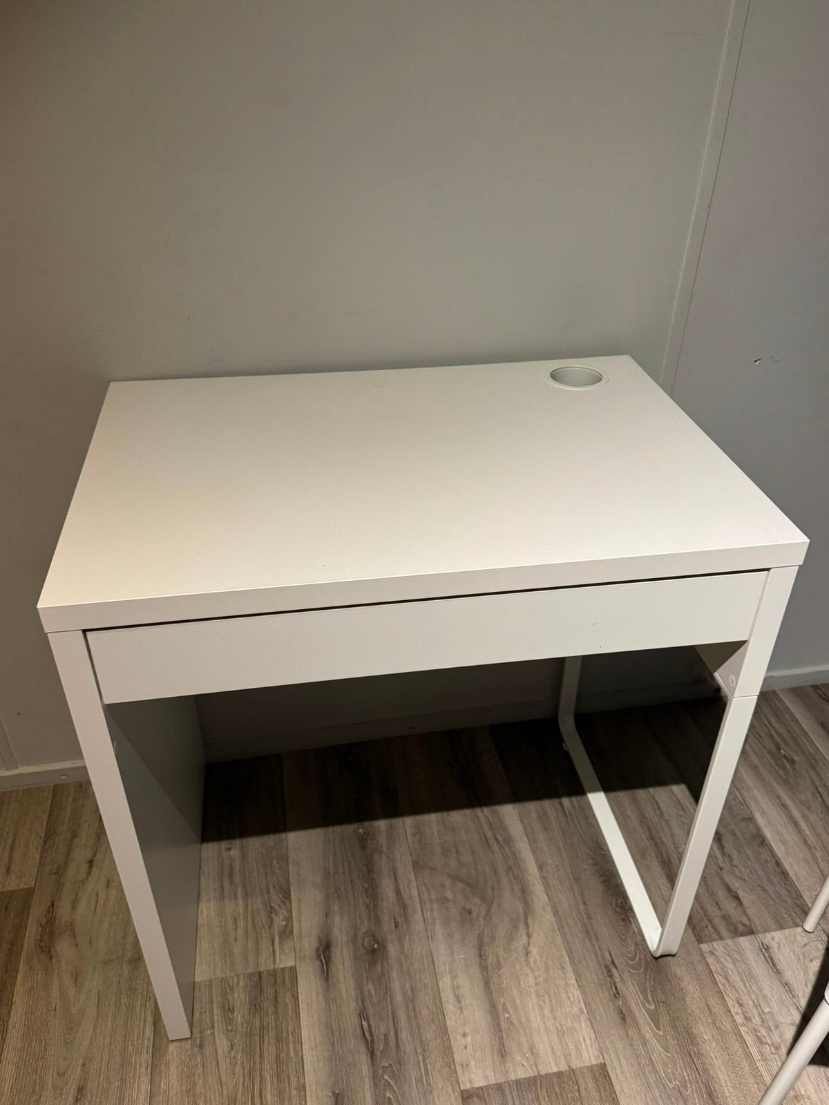 IKEA MICKE Bureau wit met lade en kabelgoot, Huis en Inrichting, Bureaus, Ophalen of Verzenden, Zo goed als nieuw