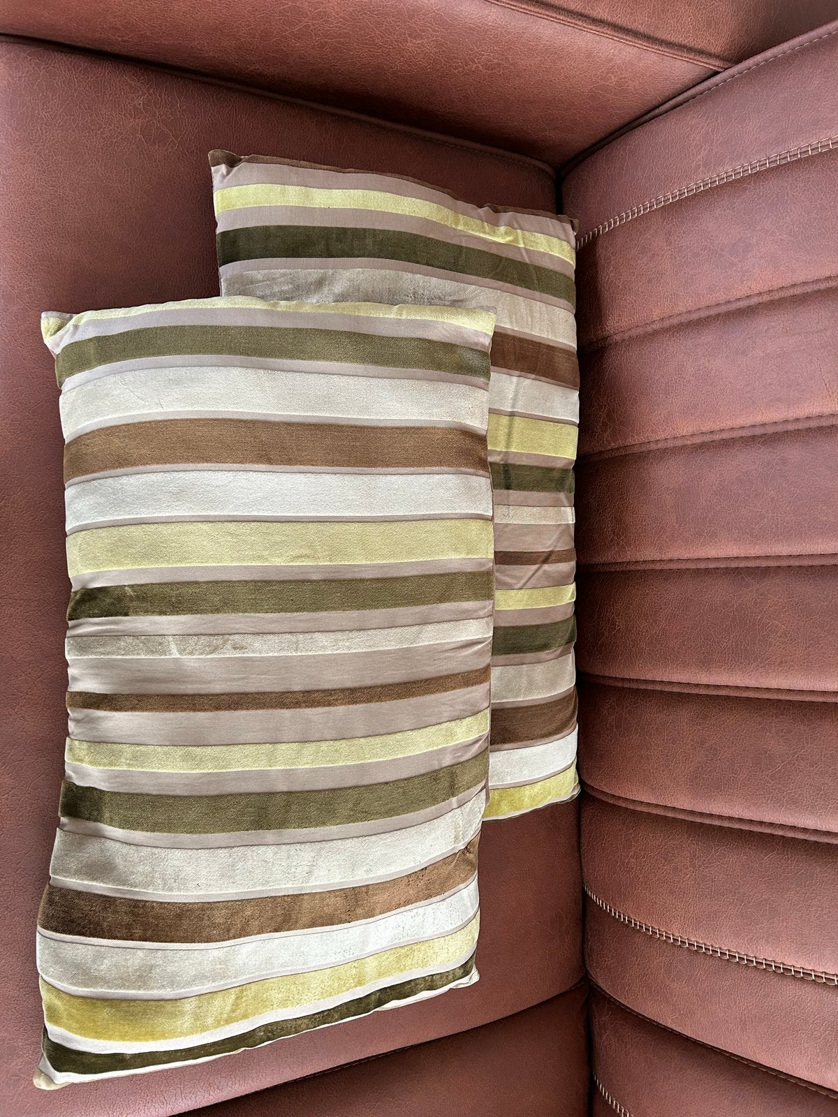 Set van 2 gestreepte sierkussens in bruin, beige en groen, Ophalen, Meerkleurig, Zo goed als nieuw, Sierkussen