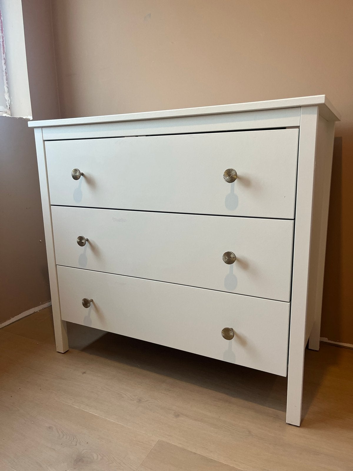 Witte ladekast van IKEA met 3 laden en gouden knoppen, Huis en Inrichting, Kasten | Ladekasten, Ophalen, Gebruikt, 100 tot 150 cm