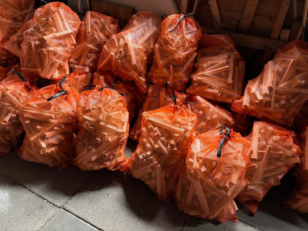 Aanmaakhout netzak €5,00. Perfecte maat:25cm,super droog !, Tuin en Terras, Minder dan 3 m³, Ophalen, Essenhout