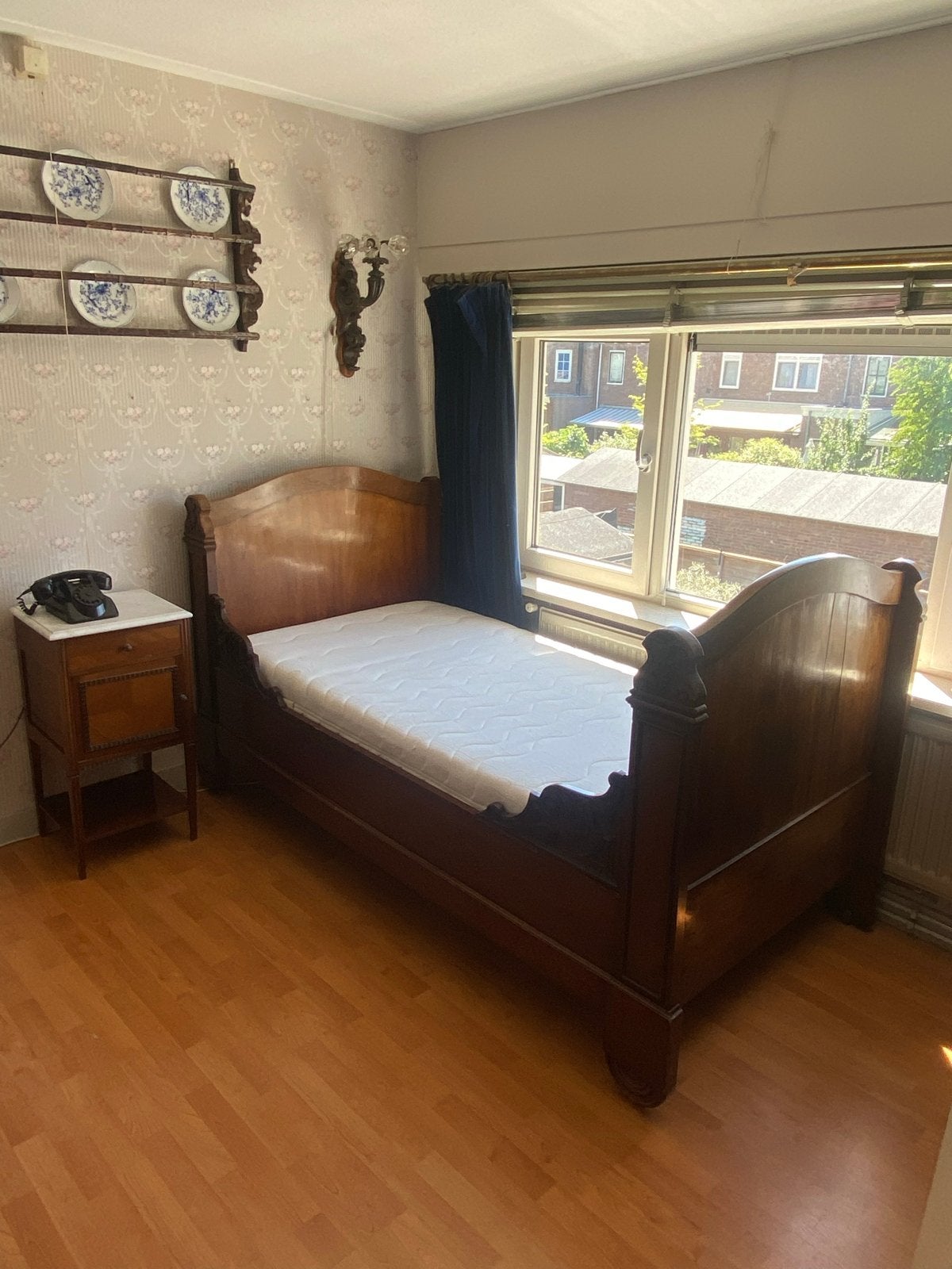 Antiek houten bed met sierlijk houtsnijwerk, Ophalen