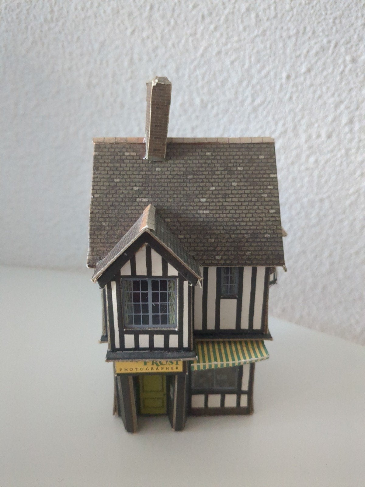 Kartonnen huisje Lambert & Sons, Hobby en Vrije tijd, Modelbouw | Overige, Gebruikt, Ophalen of Verzenden