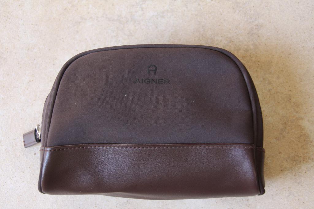 Aigner Malaysia Airlines toilettas. Bruin., Ophalen of Verzenden, Zo goed als nieuw, Bruin