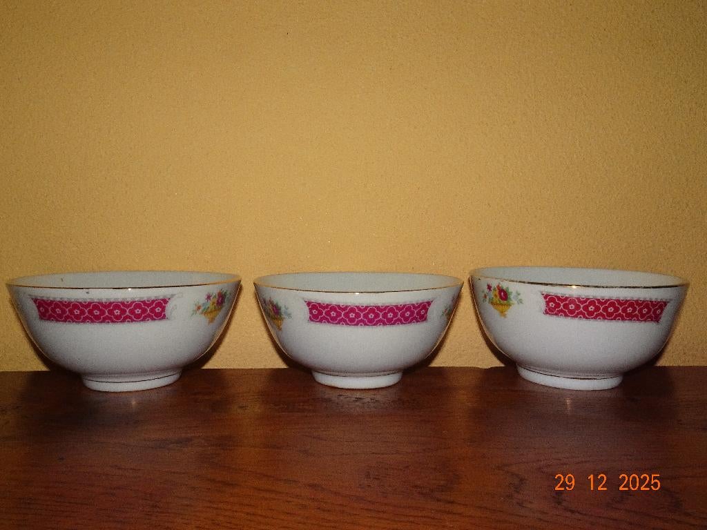 3 Chinese rijst/soepkommen met bloemetjes, Huis en Inrichting, Keuken | Servies, Ophalen of Verzenden, Zo goed als nieuw, Kom(men)