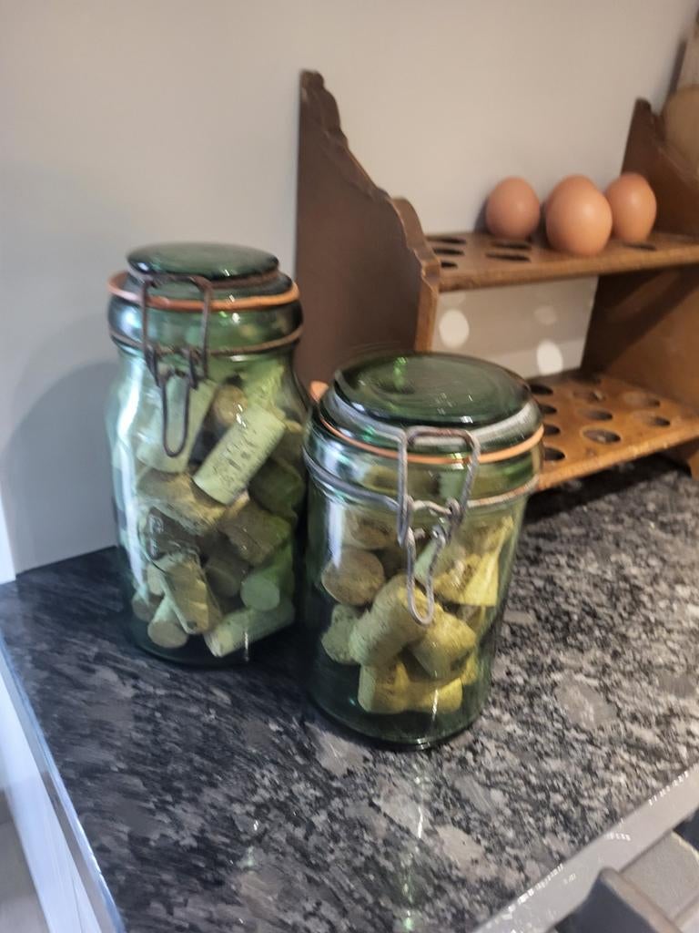 Decoratieve oude groene weckpotten met kurken inhoud, Ophalen of Verzenden