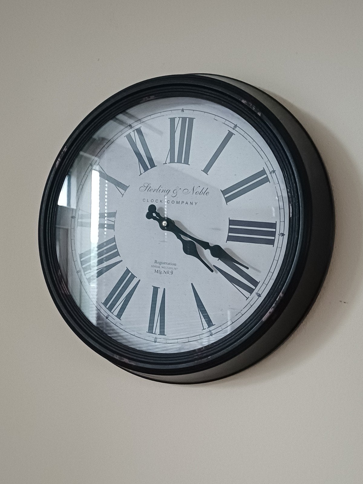 Mooie wandklok met Romeinse cijfers, Huis en Inrichting, Ophalen, Analoog, Werkt op batterijen, Zwart