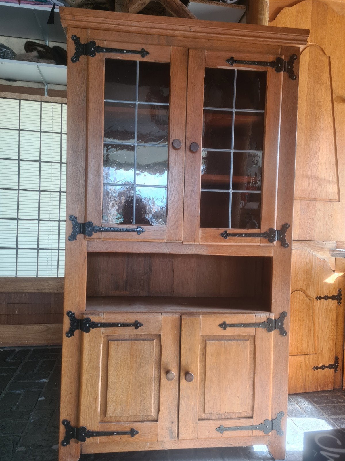 Eikenhouten kast met glazen deuren en smeedijzeren beslag, Huis en Inrichting, Kasten | Boekenkasten, Ophalen, Eikenhout, 200 cm of meer