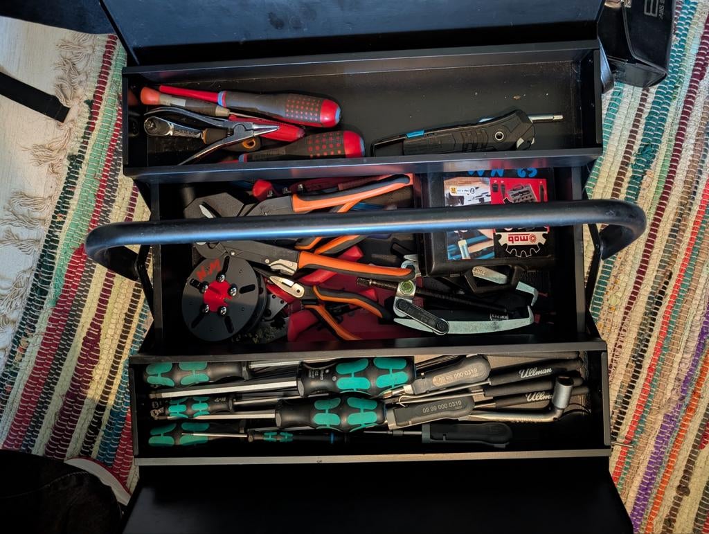 Gereedschapskist met diverse gereedschappen en multimeter, Doe-het-zelf en Verbouw, Ophalen, Gebruikt