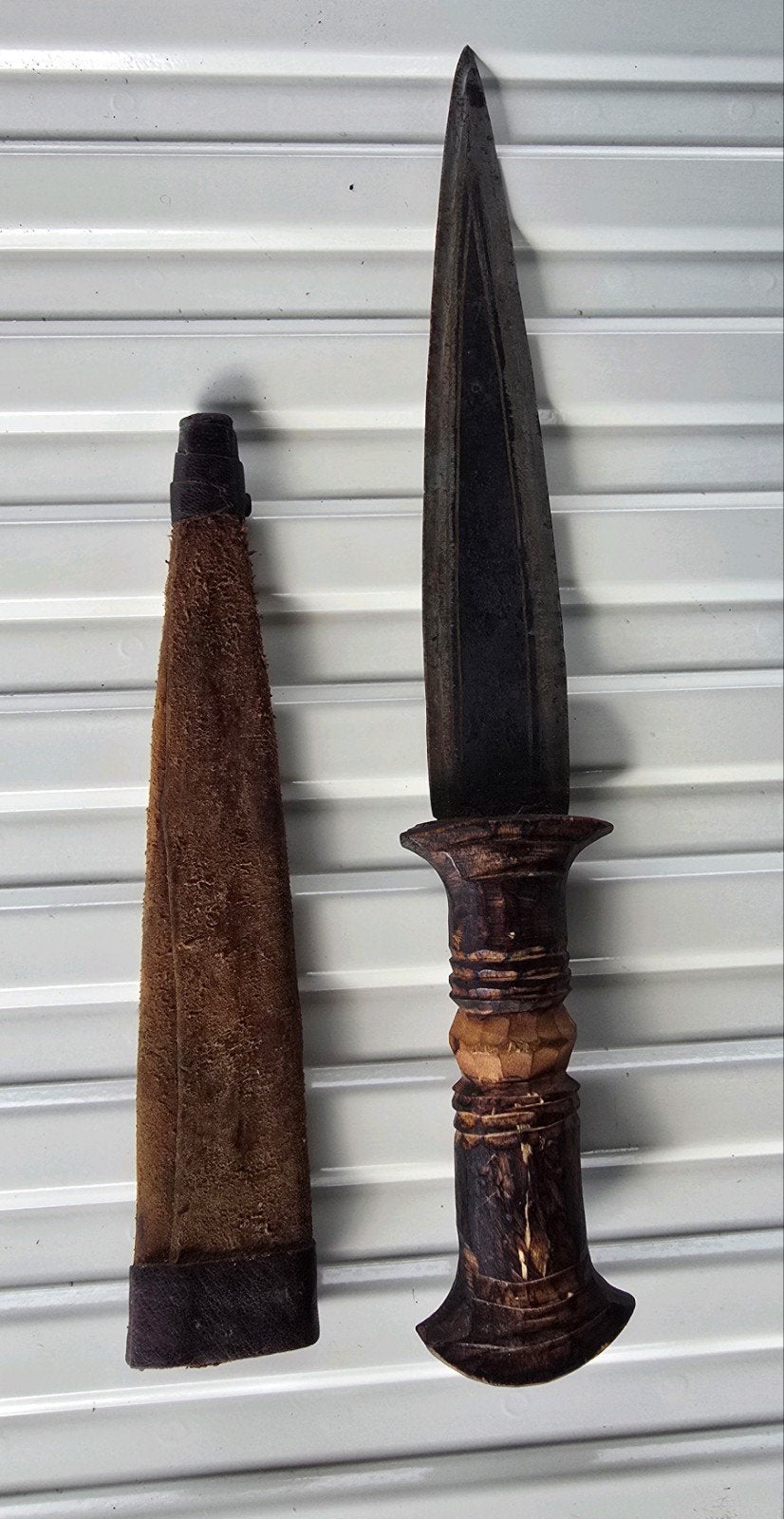 Antieke dolk met houten handvat en leren schede, Ophalen of Verzenden