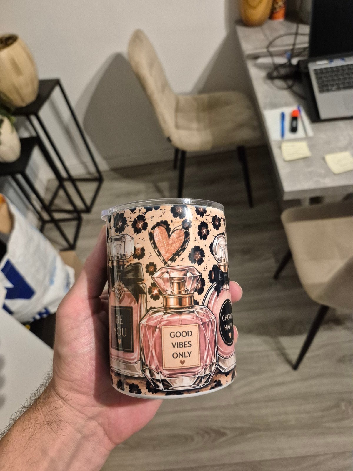 Geïsoleerde rvs beker met parfumflesjes design en rietje, Overige typen, Nieuw, Ophalen of Verzenden, Zwart
