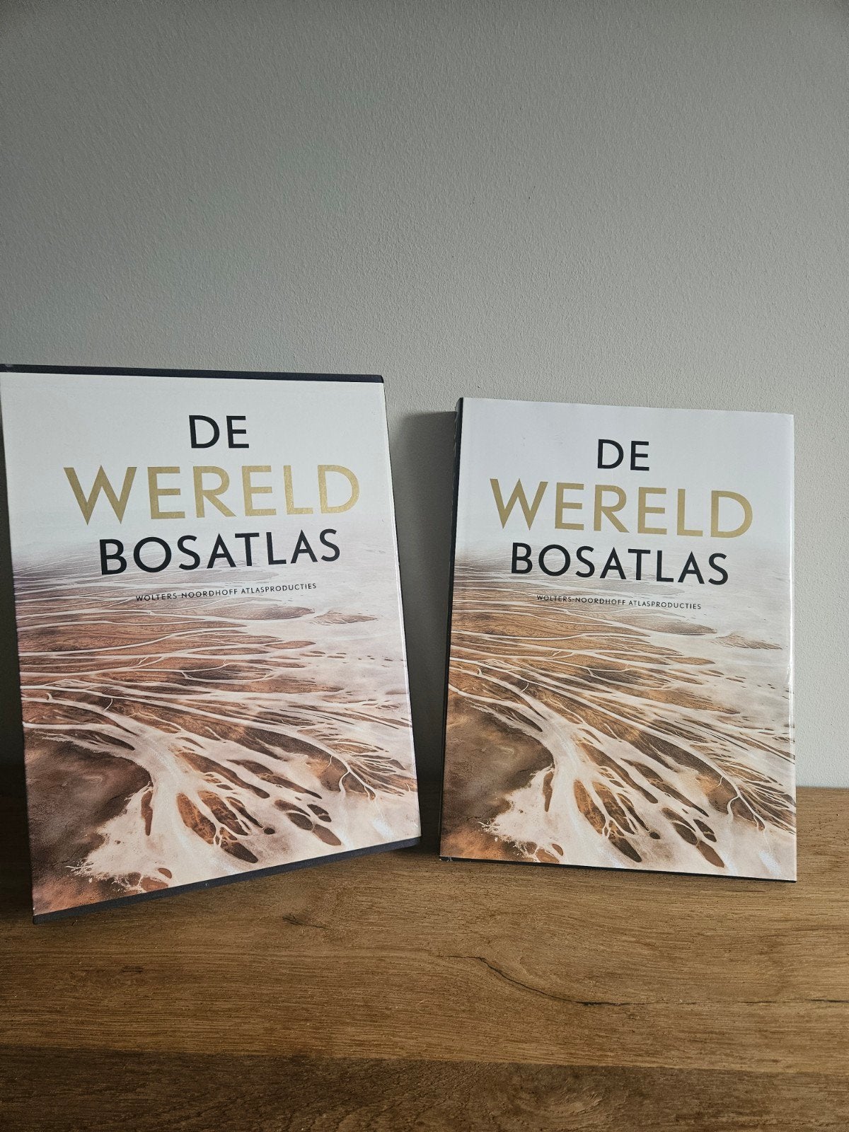 De Wereld Bosatlas - 2 exemplaren, Boeken, Ophalen, Bosatlas, 2000 tot heden, Zo goed als nieuw