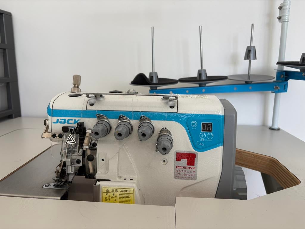 JACK E4S Industriële Overlock Naaimachine – ZGAN– €800, Ophalen of Verzenden, Zo goed als nieuw, Lockmachine, Overige merken