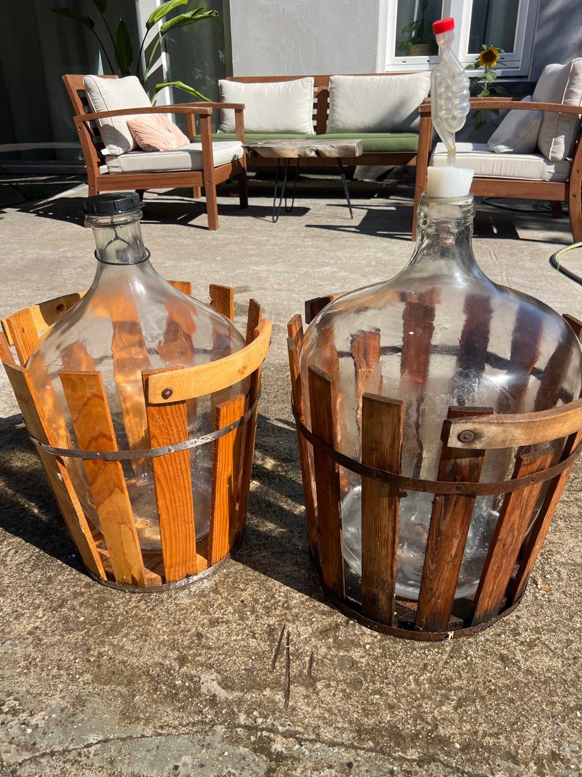Grote glazen flessen met houten mand - 2 stuks, Ophalen