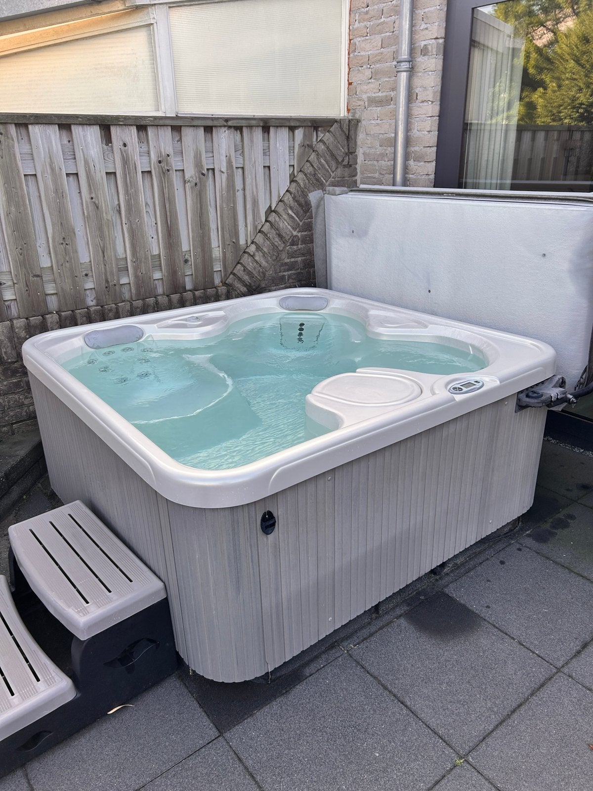 Spa jacuzzi 3 tot 4 personen, Ophalen, Zo goed als nieuw, Trap, Vast