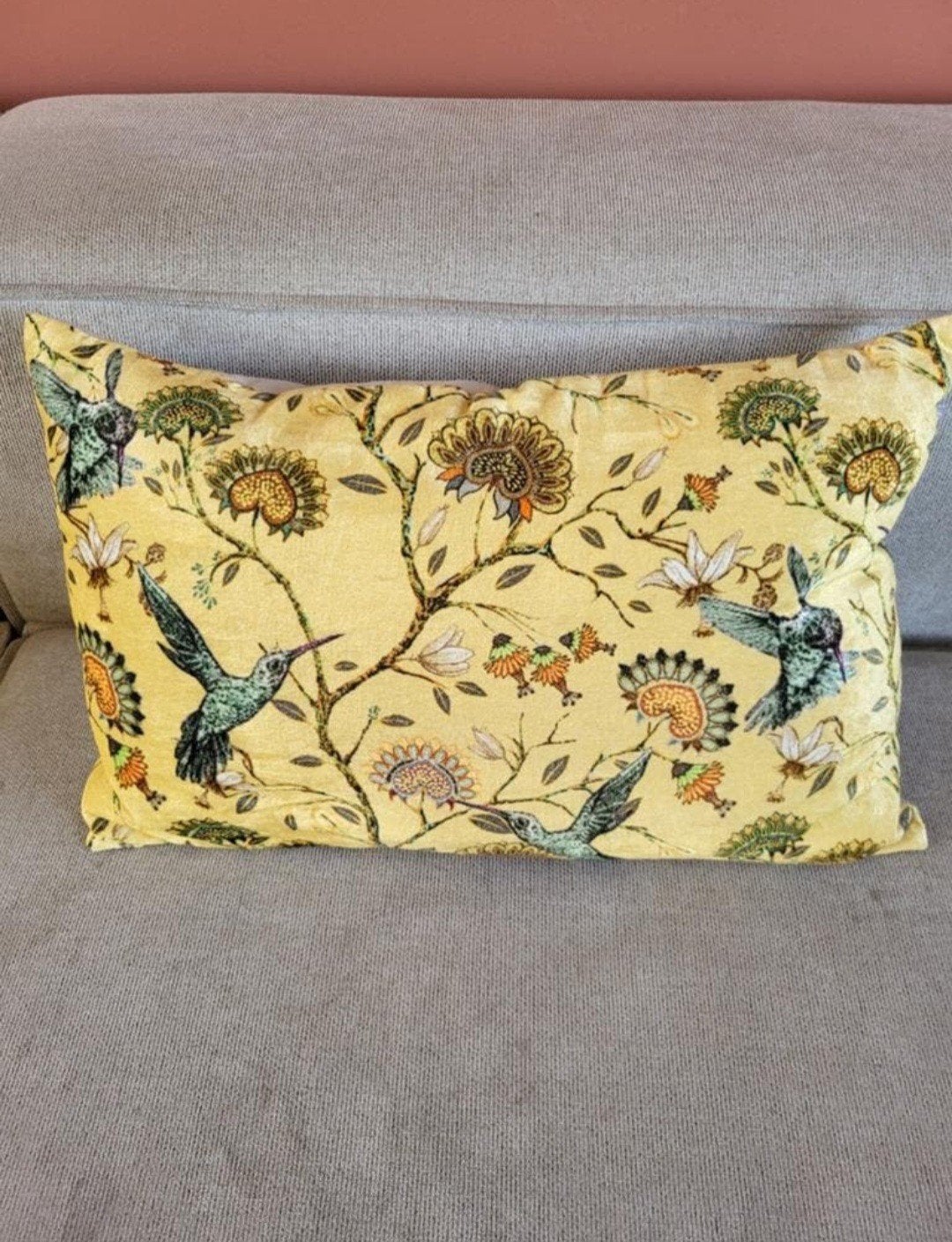 Geel kussen met vogels, Huis en Inrichting, Woonaccessoires | Kussens, Overige merken, Geel, Afneembare hoes, Ophalen of Verzenden