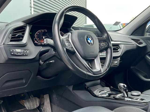 BMW 1-serie BWJ 2021 | 118i 136PK High Ex AUTOMAAT | SPORTST, 136 pk, Gebruikt, Leder en Stof, Wit