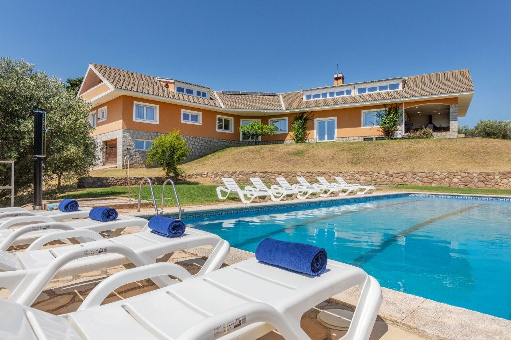 Te huur, ruime stijlvolle vakantievilla Barcelona, Costa Brava, 24 personen, Landelijk, Eigenaar
