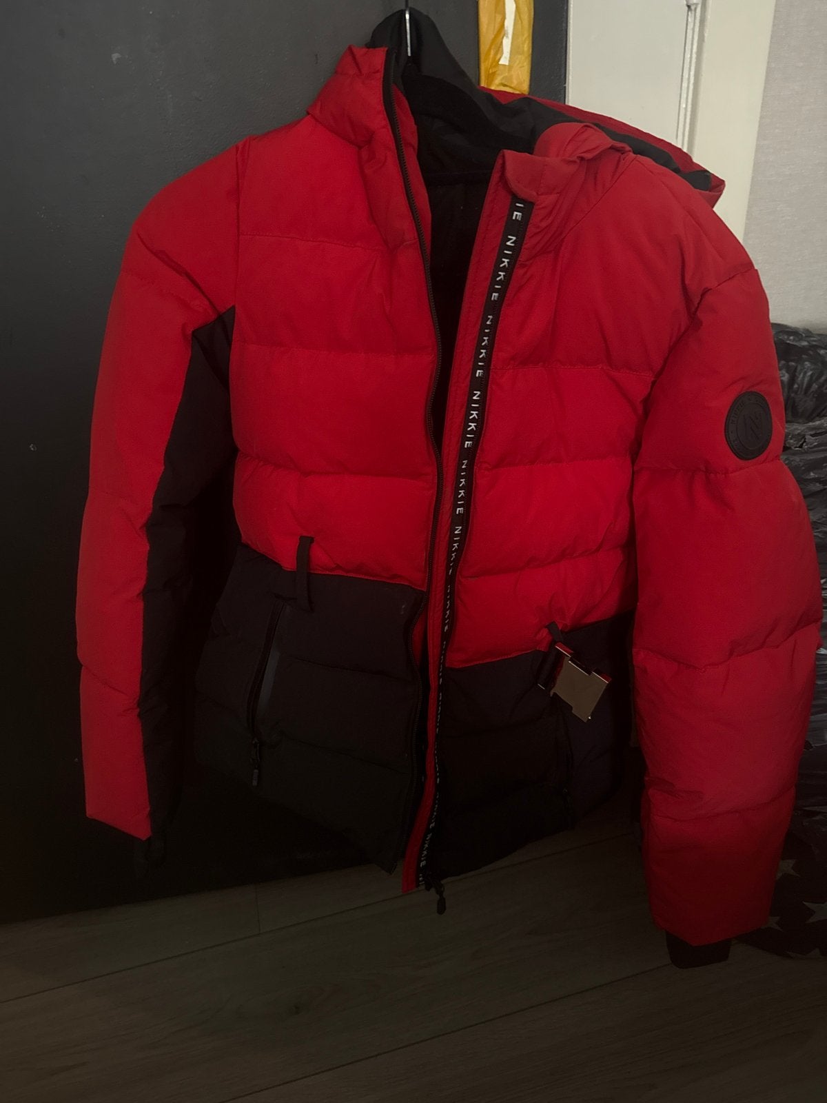 Nikkie Puffer Jas Rood/Zwart - Maat M, Ophalen, Zo goed als nieuw, Maat 38/40 (M), Rood