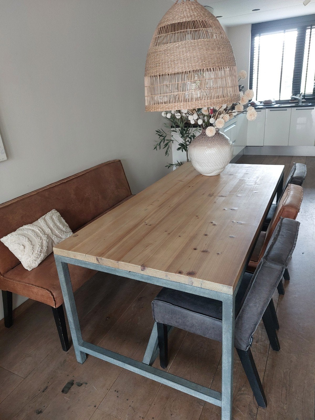 Eettafel met houten blad en metalen onderstel, Gebruikt, 50 tot 100 cm, 150 tot 200 cm, Vier personen