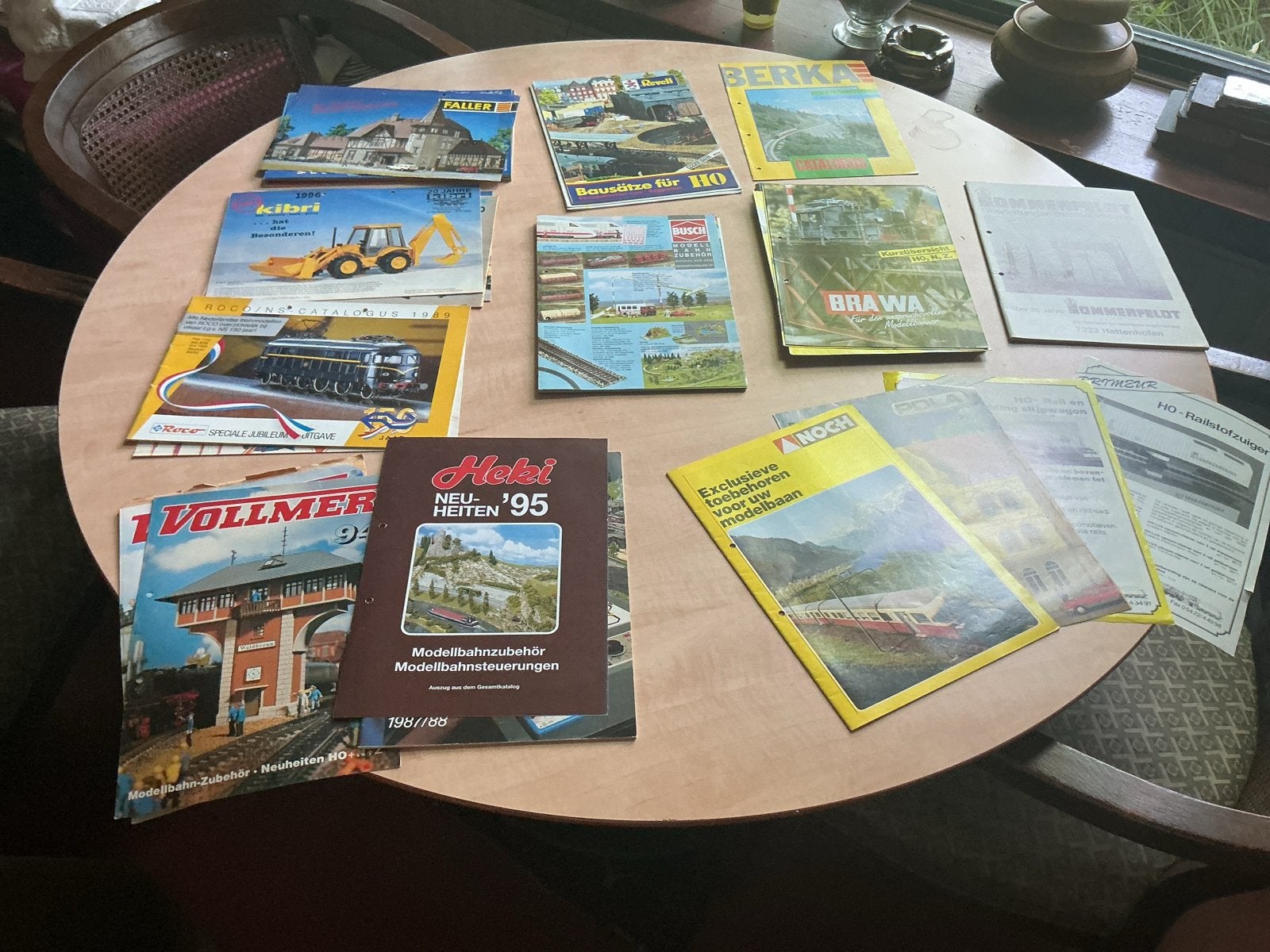 Grote collectie modelspoor catalogi en brochures, 37 stuks, Hobby en Vrije tijd, Ophalen of Verzenden, Gebruikt, Boek, Tijdschrift of Catalogus