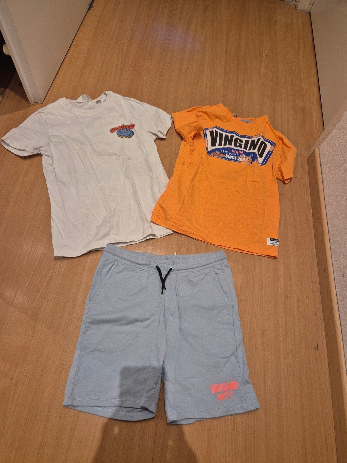 Zomerkleding set: 2 T-shirts en 1 korte broek, Kinderen en Baby's, Kinderkleding | Maat 146, Ophalen of Verzenden, Gebruikt, Vingino