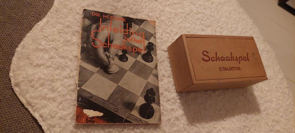 OUD BOEKJE OVER SCHAKEN+OUD HOUT DOOSJE HOMAS SCHAAKSTUKKEN, Gebruikt, Een of twee spelers, Ophalen of Verzenden, Homas