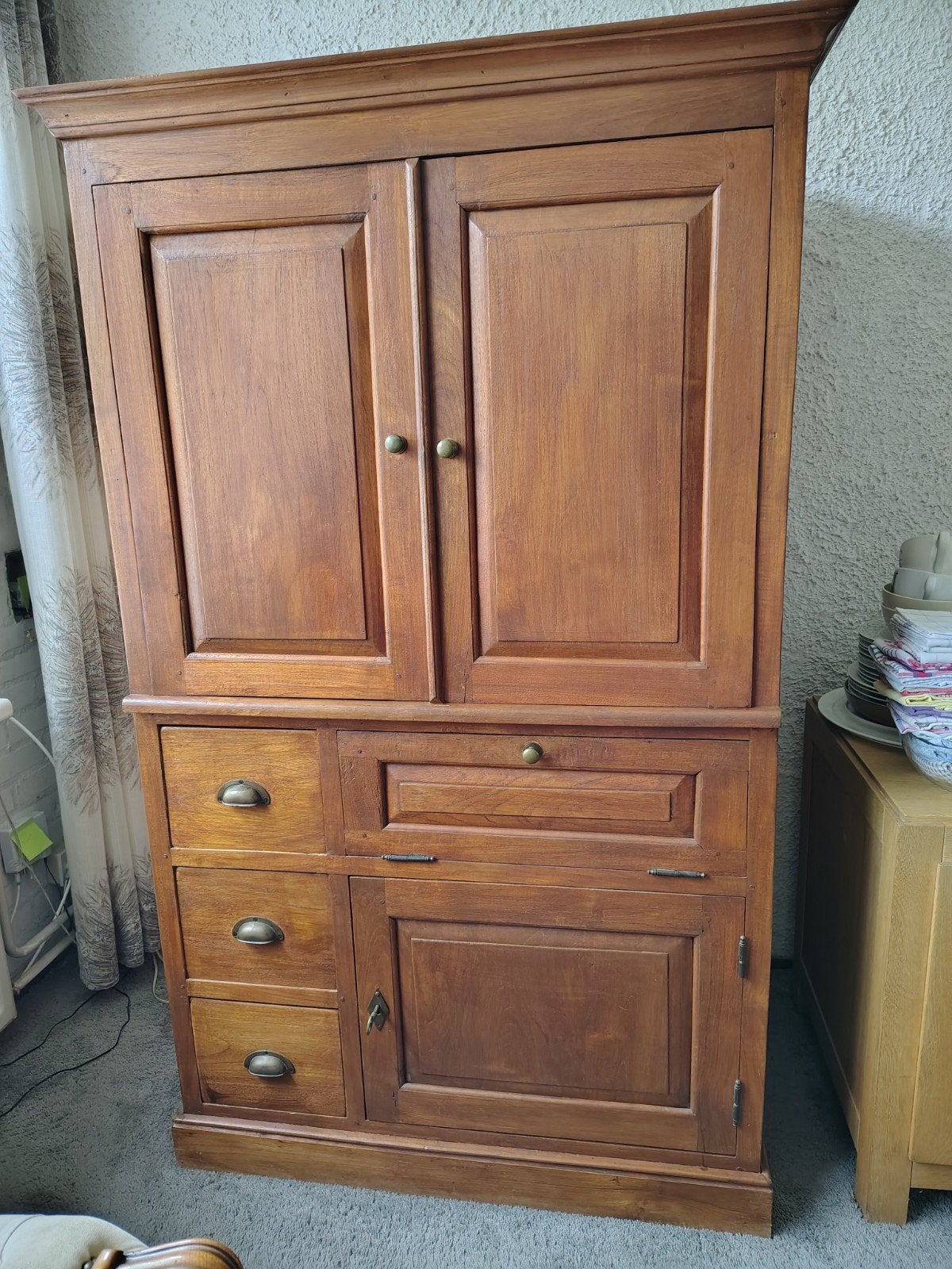 Massief houten Kastje
Degelijk, massief hout.
Gratis af te, Huis en Inrichting, Kasten | Vitrinekasten, Ophalen, 100 tot 150 cm
