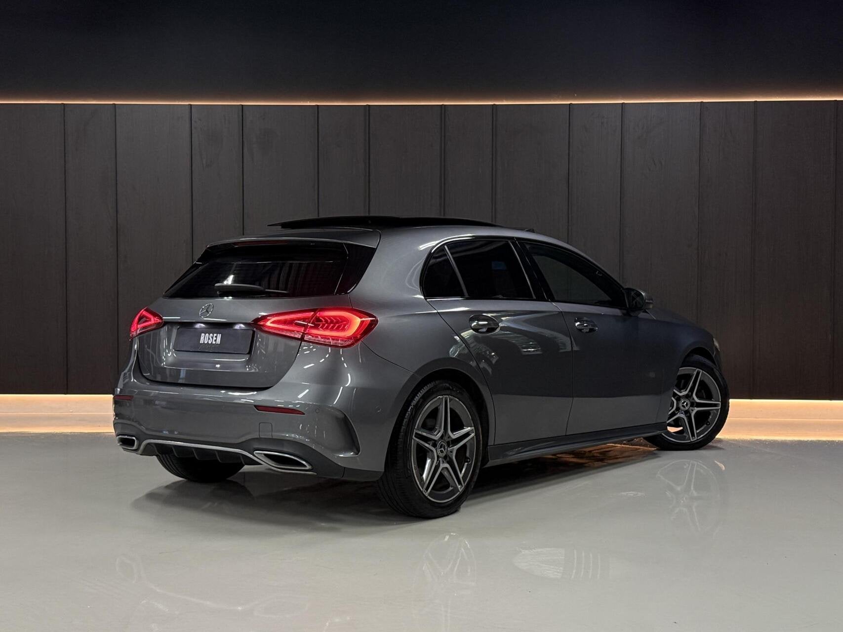 Mercedes A-klasse 180 AMG|PANO|SFEER|KEYLESS|LED|CRUISE|WIDE, Auto's, 136 pk, Gebruikt, 4 cilinders, Met garantie (alle)