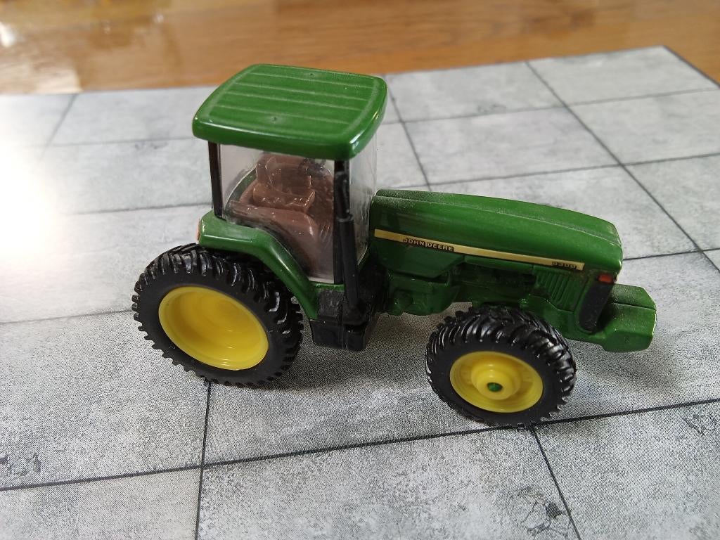 1/87 Ertl John Deere 8200 MFD Tractor, Ophalen of Verzenden, Zo goed als nieuw, Hijskraan, Tractor of Landbouw, Overige merken