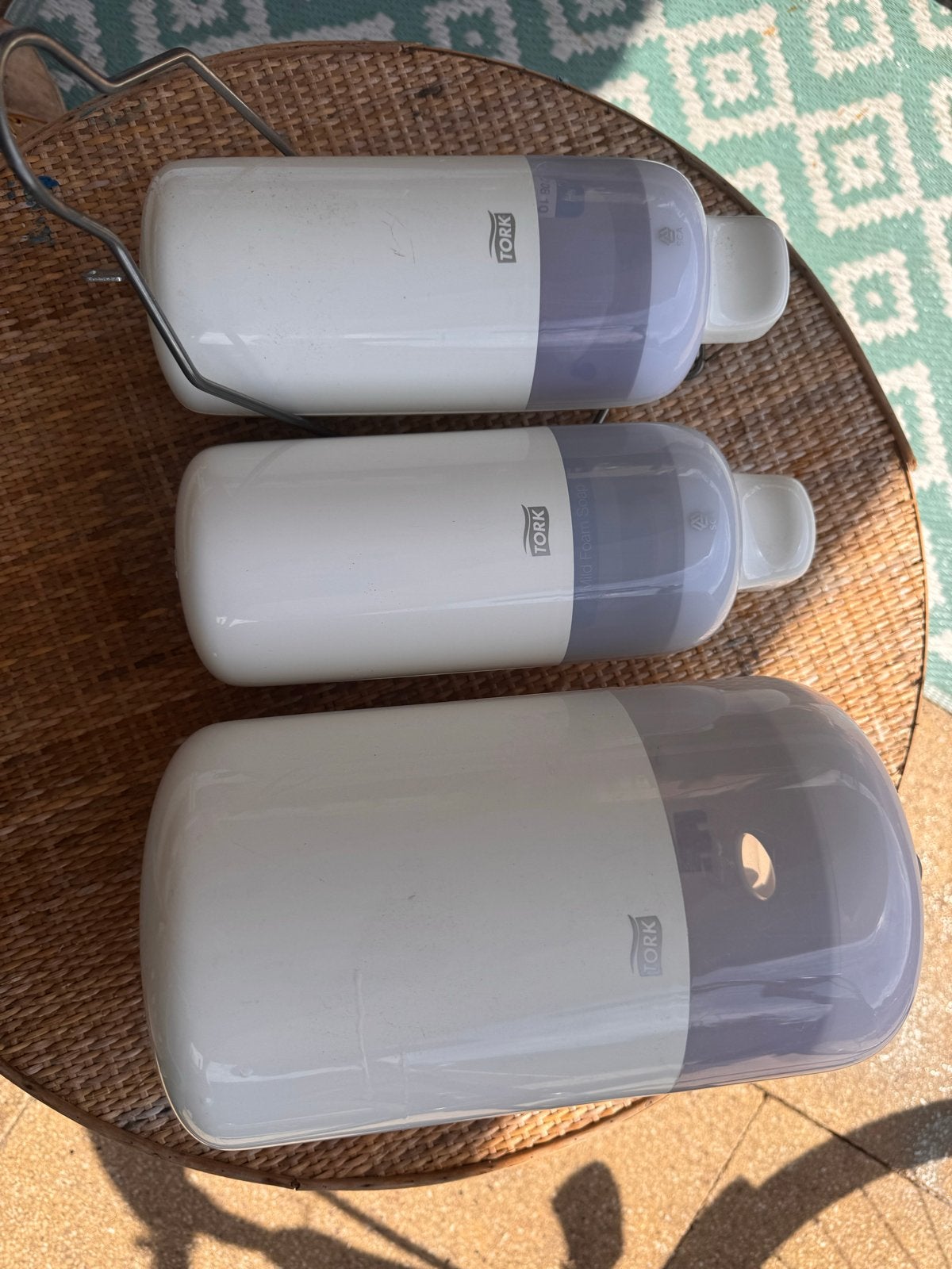 2 Tork zeepdispensers en 1 Tork papierdispenser, Ophalen