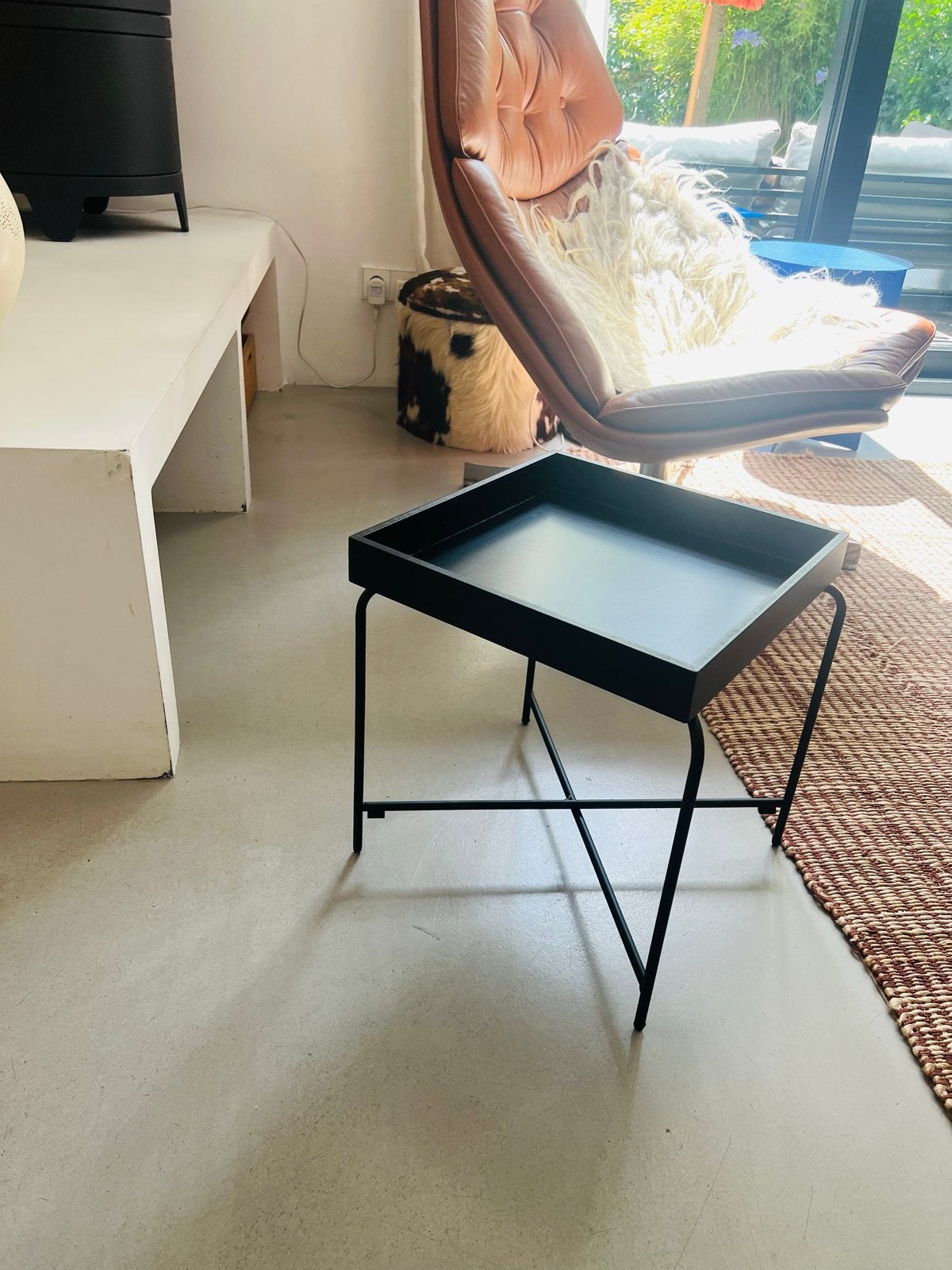 Zwart bijzettafeltje met stalen onderstel en houten dienblad, Minder dan 55 cm, Gebruikt, Vierkant, Hout