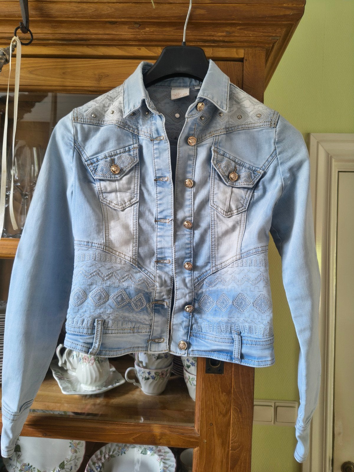 Stijlvol spijkerjasje met borduursel en studs - Maat S, Blauw, Ophalen of Verzenden, Zo goed als nieuw, Maat 36 (S)