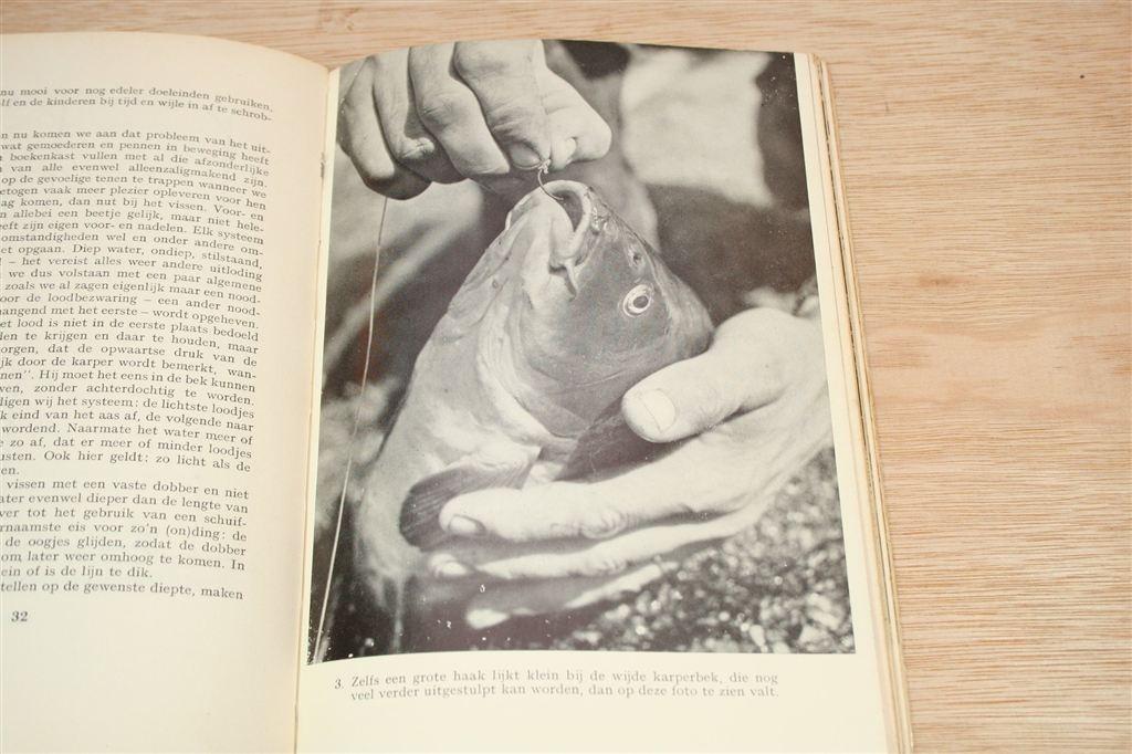Vintage Boek Sluimerend Dynamiet — Karpervissen [1961], Boeken, Ophalen of Verzenden, Gelezen, Watersport en Hengelsport