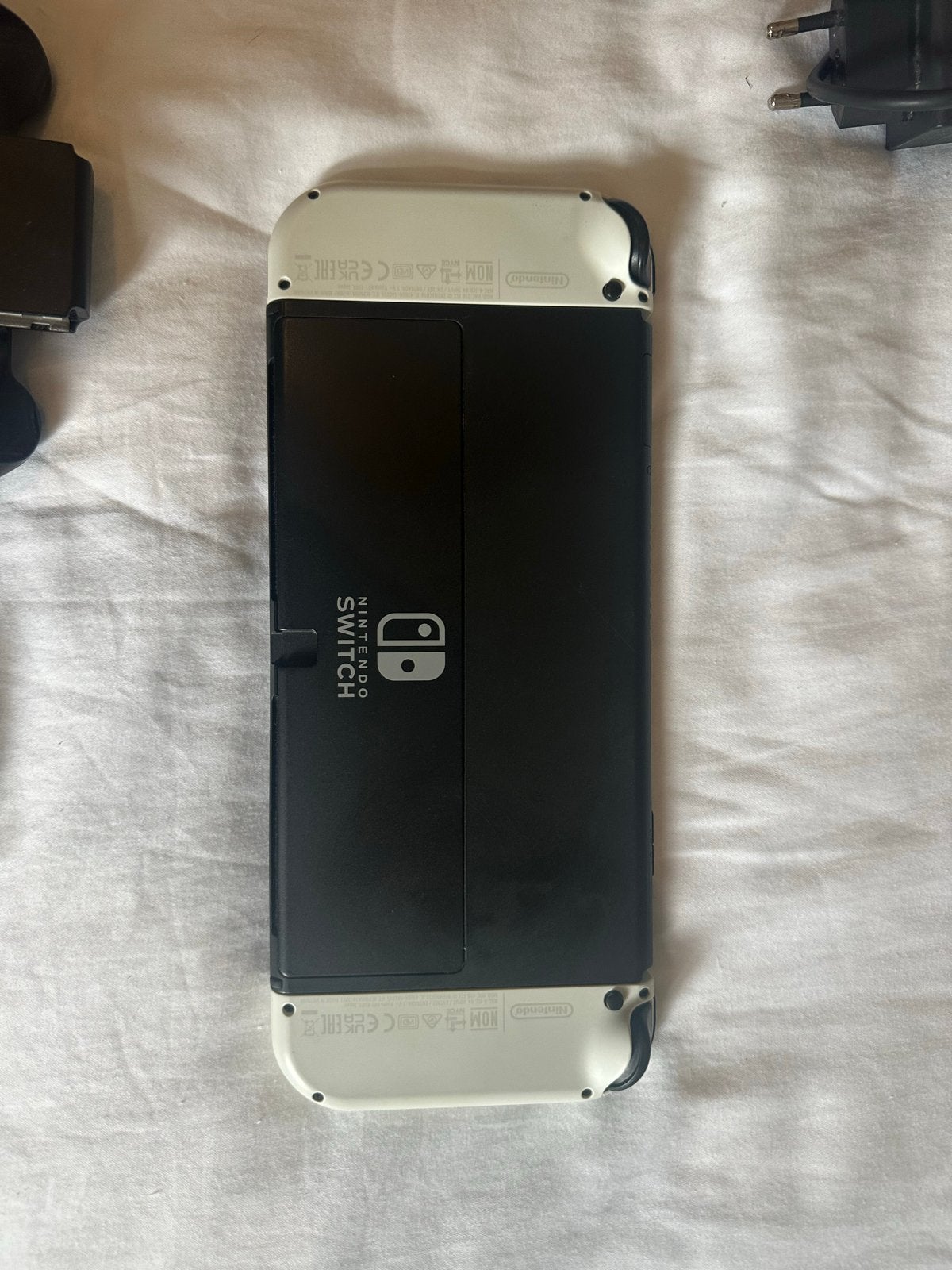 Foto 4 van Nintendo Switch OLED met 3 games en accessoires