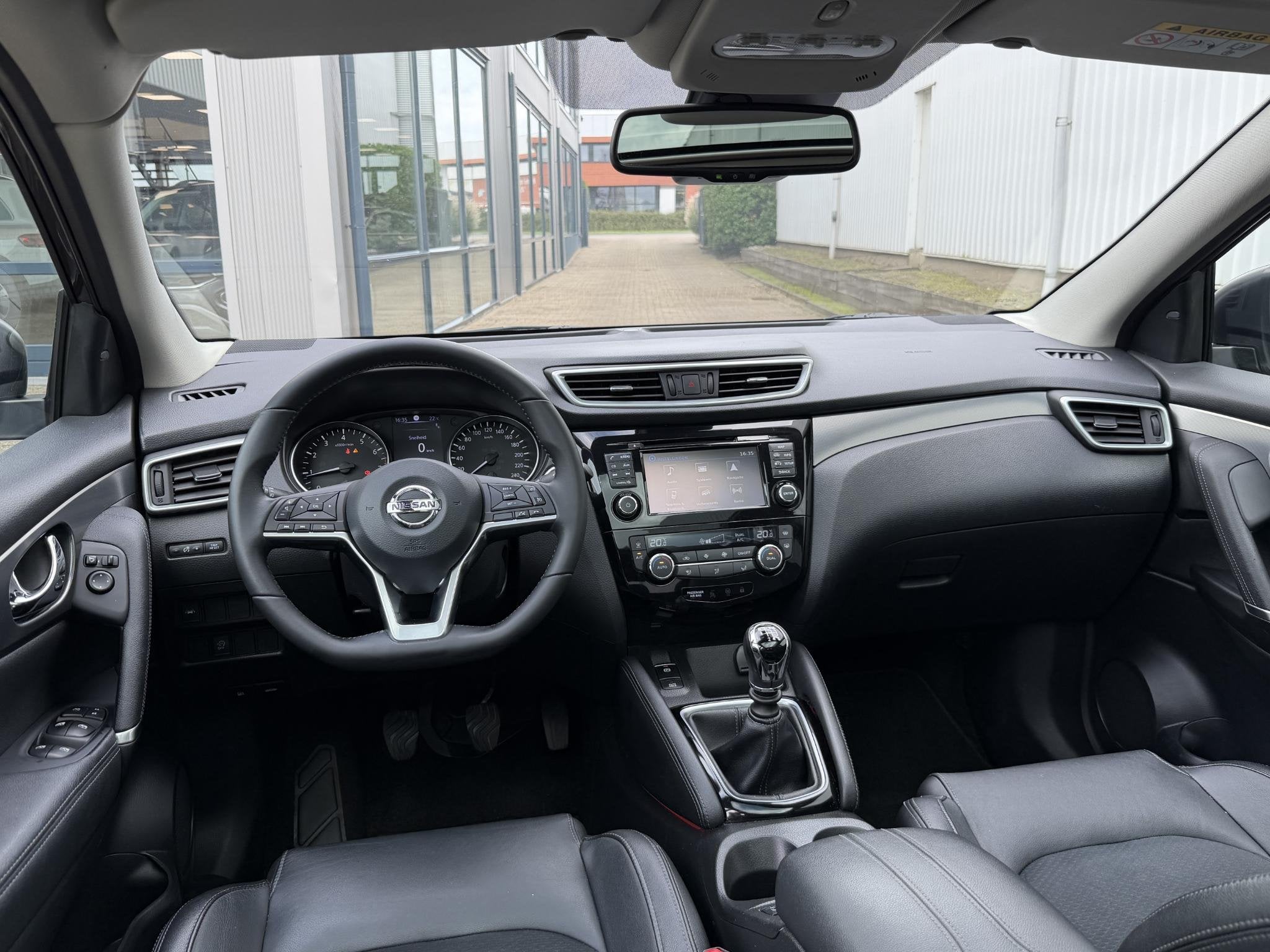 Nissan Qashqai 1.2 Tekna | Nieuwe Distributie/19-inch/Stoel-, Voorwielaandrijving, Gebruikt, 4 cilinders, Bruin