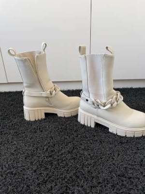 Nieuw Beige Boots/laarsjes mt 38, Beige, Lage of Enkellaarzen, Nieuw, Ophalen of Verzenden