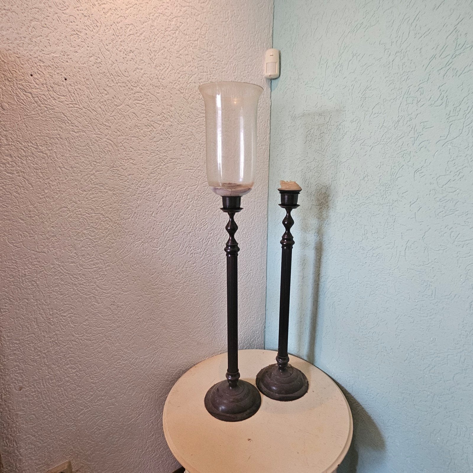 Set van 2 antieke kandelaars met glazen windlicht, Ophalen