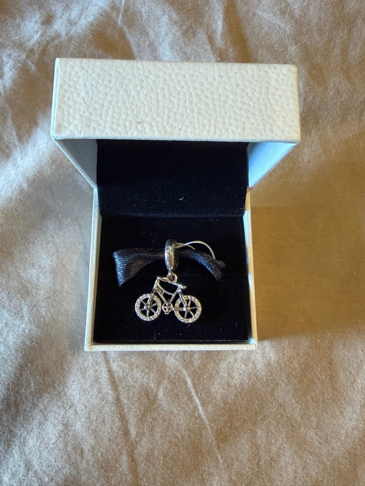 Pandora bedel fiets met strass - Zilver, nieuw, Sieraden, Tassen en Uiterlijk, Pandora, Nieuw, Ophalen of Verzenden, 1 bedel