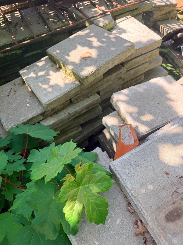 70m2 gebruikte stoeptegels gratis ophalen, Tuin en Terras, Tegels en Klinkers, Ophalen, Gebruikt, 10 m² of meer, Beton