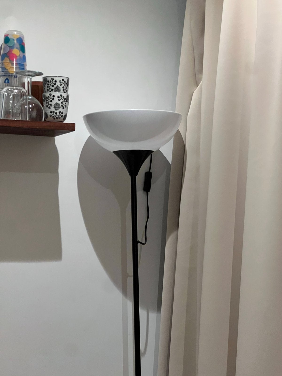 Simpele staande lamp - Zwart met witte kap, Huis en Inrichting, Ophalen, Gebruikt, E27 (groot), Metaal
