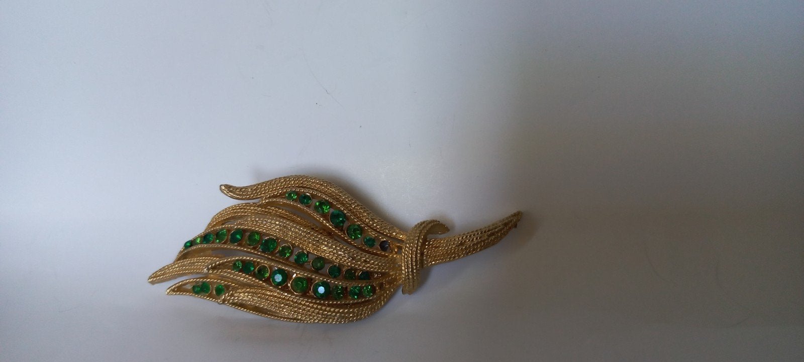 Vintage Gouden Broche met Groene Strass Steentjes, Overige materialen, 4 tot 7 cm, Gebruikt, Ophalen of Verzenden