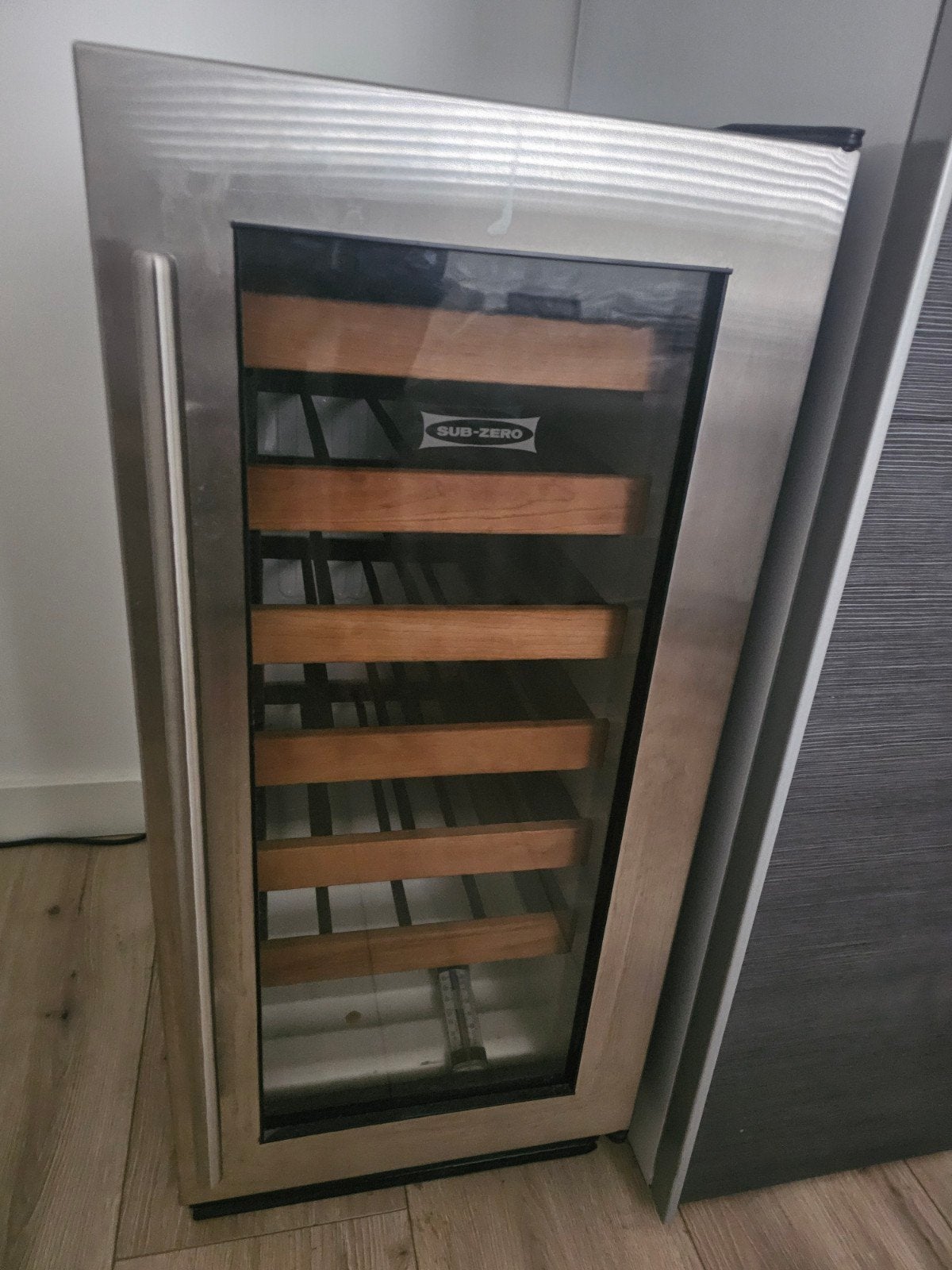 Subzero Wijnklimaatkast - Luxe Wijnkoelkast, Zonder vriesvak, 100 tot 150 liter, Zo goed als nieuw, 45 tot 60 cm