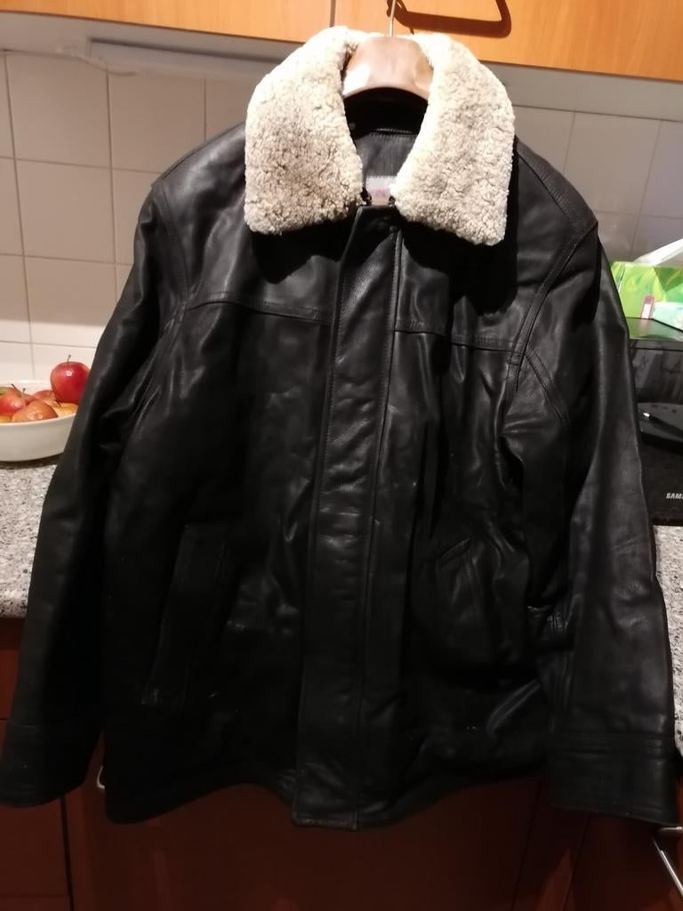 Bruine leren jas met bontkraag, Ophalen, Gedragen