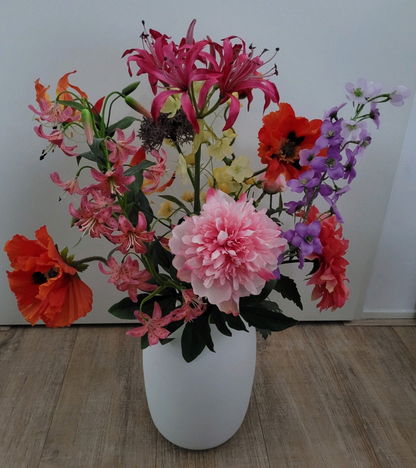 Nieuw! Lovíy kunstboeket colourful love incl. luxe vaas wit, Binnen, Nieuw, Ophalen of Verzenden, Boeket