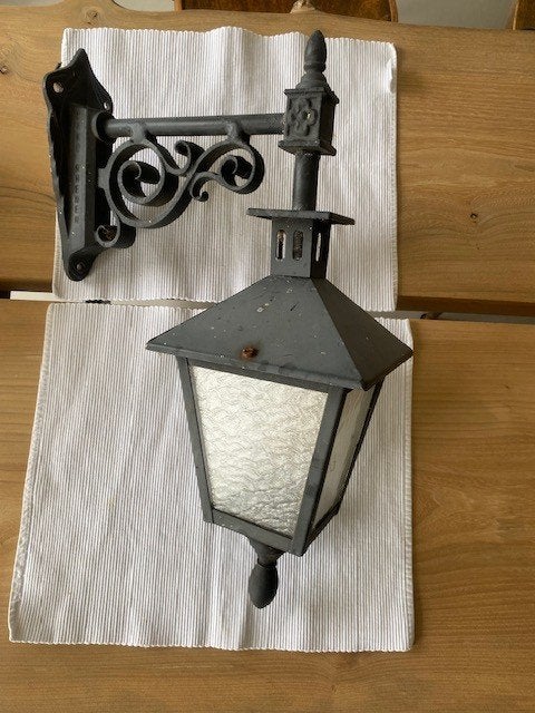 PAKO Rhenen klassieke buitenlamp met smeedijzeren muurarm, Ophalen, Gebruikt, Wandlamp, Netvoeding