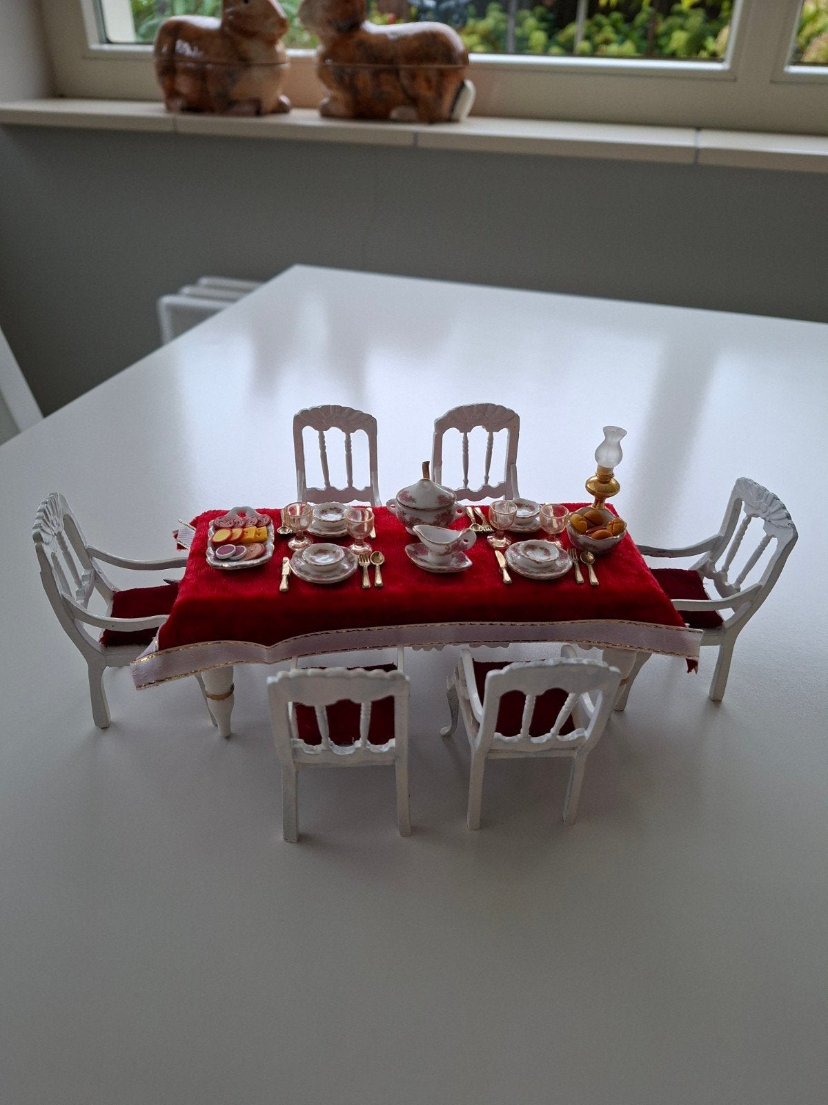 Poppenhuis miniatuur eettafel met stoelen en servies