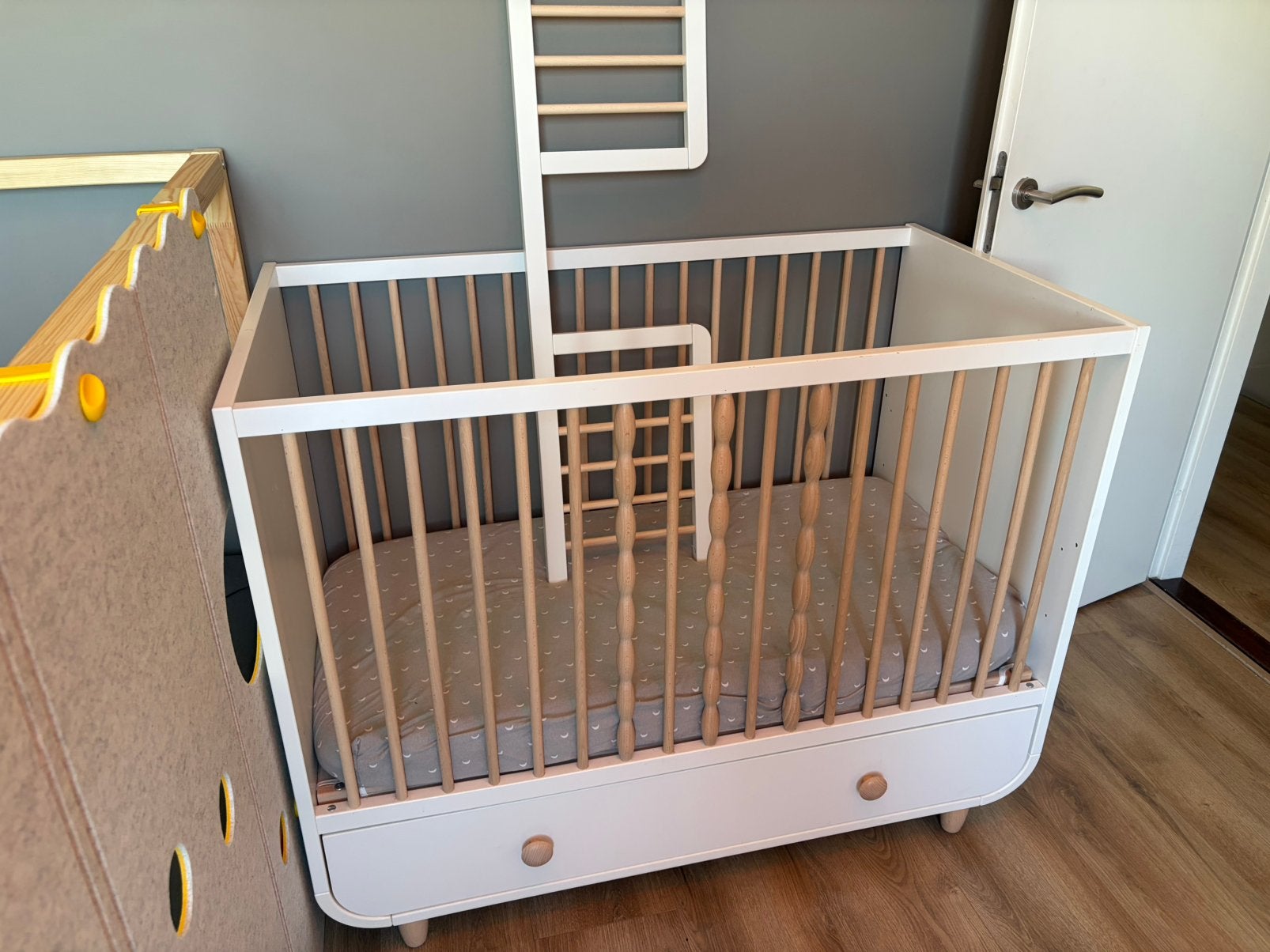 IKEA MYLLRA Luxe ledikant 120 x 60cm - 1 jaar oud, Kinderen en Baby's, Ophalen, Zo goed als nieuw, Ledikant