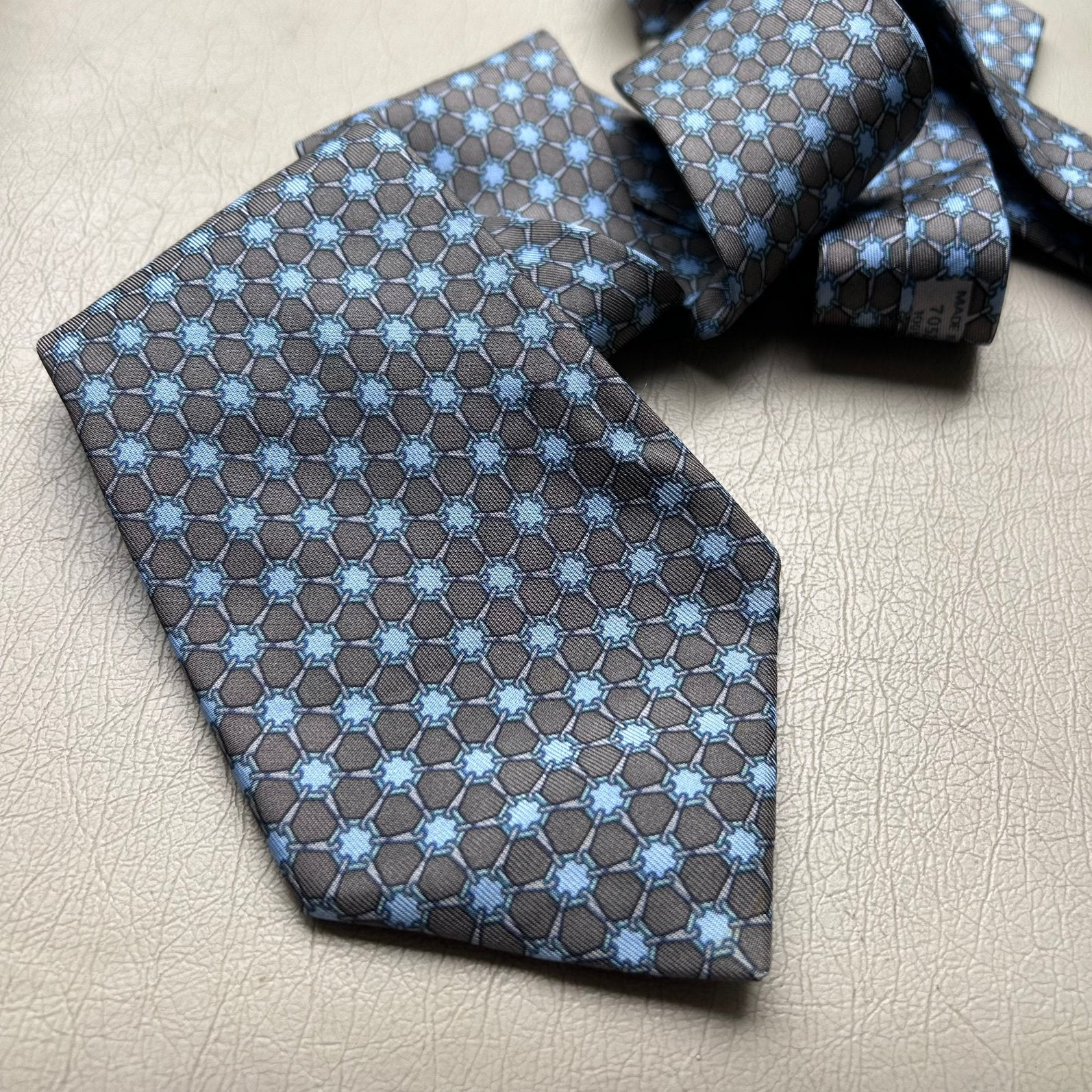 Hermès 7052 TA Stropdas 100% Zijde Made in France, Kleding | Heren, Stropdassen, Ophalen of Verzenden, Zo goed als nieuw, Grijs