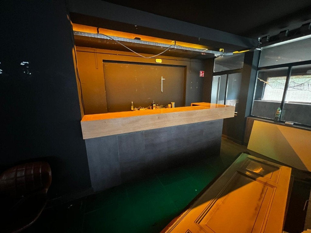Kleine bar – 3,02 x 0,95 meter, Ophalen, Gebruikt