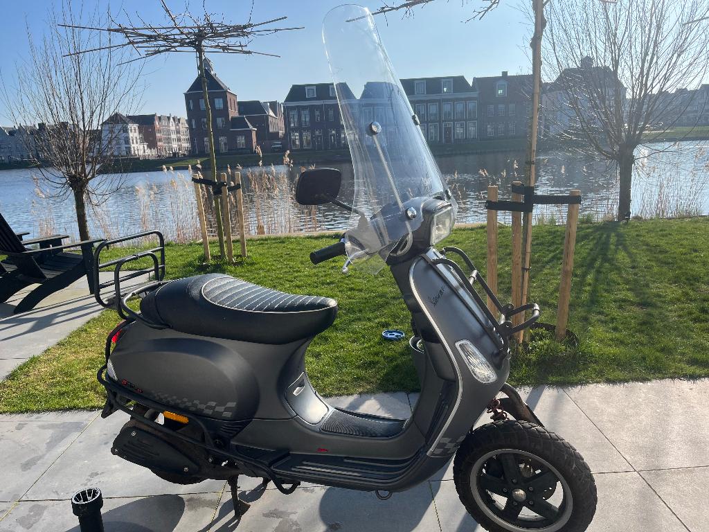 Vespa S50 4T // 2014 // Mat grijs // Brom 45 Km/u, Ophalen, Gebruikt, Maximaal 45 km/u, Vespa S